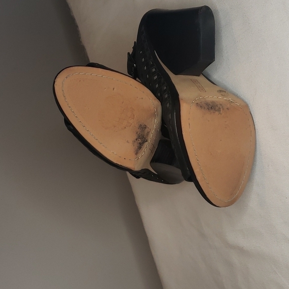 VINCE CAMUTO Chunky Heel Perforated Leather - Picture 7 of 8